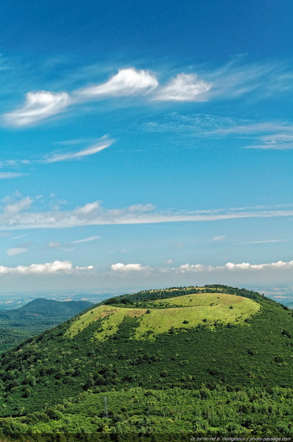 Puy des Goules
[Volcans d'Auvergne, Chaîne des Puys]
Mots-clés: cadrage_vertical montagne auvergne puy-de-dome volcan chaine-des-puys massif-central categ_ete nature oxygene week-end promenade