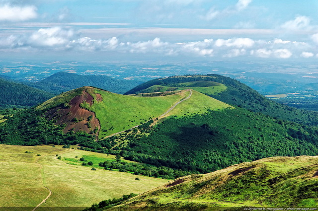 Puy Pariou et Puy des Goules
[Volcans d'Auvergne, Chaîne des Puys]
Mots-clés: montagne auvergne puy-de-dome volcan chaine-des-puys massif-central nature oxygene week-end promenade