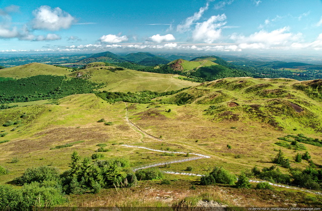 Partir en randonnee dans les volcans d'Auvergne...
[Volcans d'Auvergne, Chaîne des Puys]
Mots-clés: montagne auvergne puy-de-dome volcan chaine-des-puys massif-central categ_ete nature oxygene week-end promenade