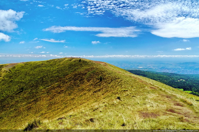 Au bord du cratère
Puy Pariou
[Volcans d'Auvergne, Chaîne des Puys]
Mots-clés: montagne auvergne puy-de-dome volcan chaine-des-puys cratere massif-central categ_ete nature oxygene week-end promenade