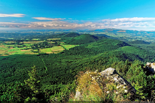 Un panorama sur les vieux volcans de la chaîne des Puys
Vue depuis le sommet du Puy de Dôme
[Volcans d'Auvergne, Chaîne des Puys]
Mots-clés: montagne auvergne puy-de-dome volcan chaine-des-puys massif-central categ_ete nature oxygene week-end promenade