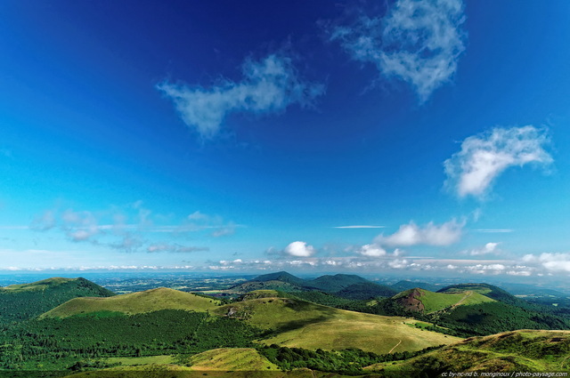 Panorama sur les volcans d'Auvergne
[Volcans d'Auvergne, Chaîne des Puys]
Mots-clés: montagne auvergne puy-de-dome volcan chaine-des-puys massif-central nature oxygene week-end promenade