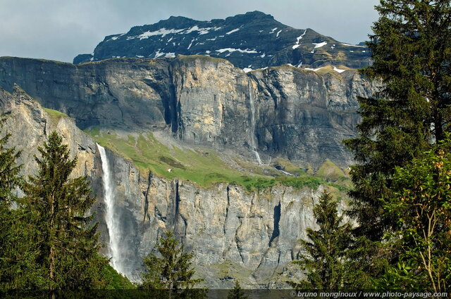 Grands chutes d'eau sur les falaises du Cirque du Fer-à -Cheval
Sixt-Fer-à -Cheval, Haute-Savoie, France
Mots-clés: sixt_fer_a_cheval haute_savoie montagne nature reserve_naturelle cascade falaise foret_alpes conifere