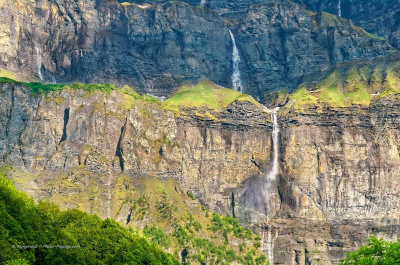 Ruisseaux en cascades sur la falaise
Sixt-Fer-à-Cheval, Haute-Savoie, France
Mots-clés: sixt_fer_a_cheval haute_savoie montagne nature reserve_naturelle cascade falaise massif_montagneux oxygene week-end nature