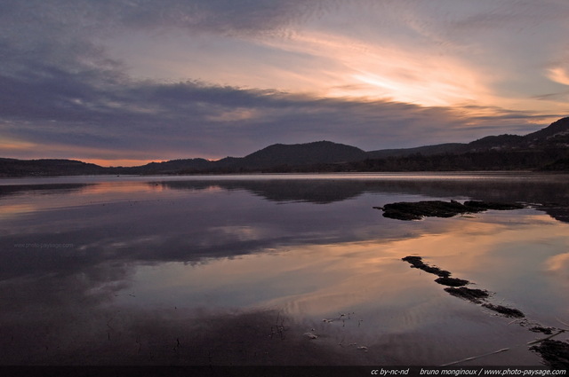 Tôt le matin le ciel d'hiver se reflète à la surface du Lac du Salagou
Hérault, France
Mots-clés: reflets aurore matin miroir nature herault contre-jour aube