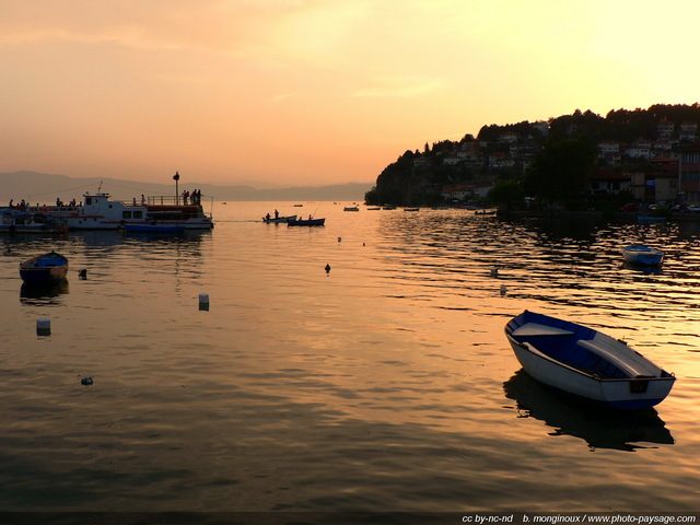 Une barque sur le Lac d'Ohrid
Photo prise depuis le port d'Ohrid, au bord du lac du même nom, en Macédoine.
Mots-clés: coucher_de_soleil bateau barque port ohrid macedoine categorielac regle_des_tiers