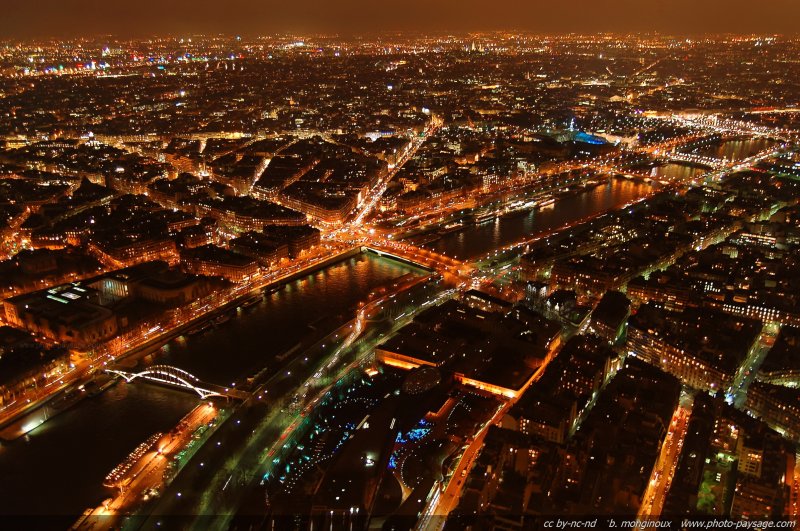 Paris by night
Paysage nocturne parisien. 
La Seine, les quais, les ponts de Paris.
Mots-clés: paris reflets paysage_urbain nocturne paris_by_night nuit la_seine ponts_de_paris les_quais les_ponts_de_paris