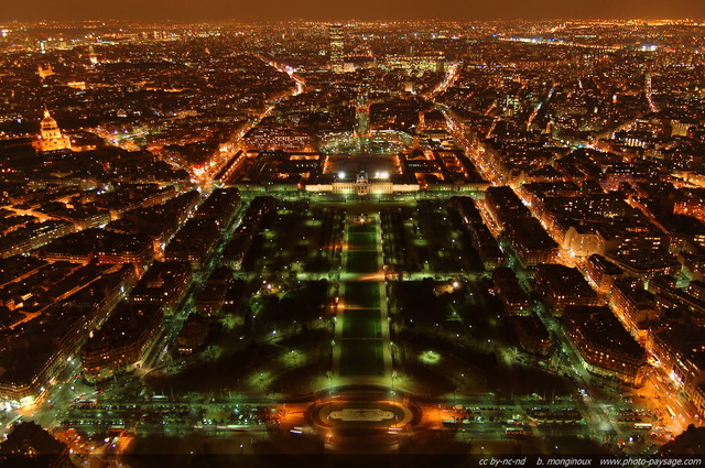 Paris by night
Paysage nocturne parisien. 
A gauche : les invalides. Au premier plan : le Champs de Mars. En arrière plan : le quartier de Montparnasse.
Mots-clés: paris paysage_urbain nocturne paris_by_night nuit jardin invalides quartier_montparnasse