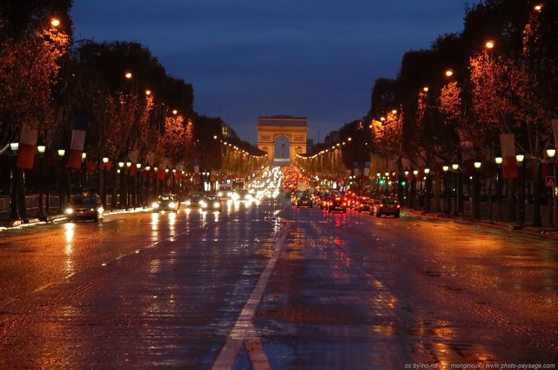 Les Champs Elysées
En arrière plan, l'Arc de Triomphe
Paris, France
Mots-clés: paysage_urbain nocturne paris_by_night nuit champs_elysees paris arc-de-triomphe reflets