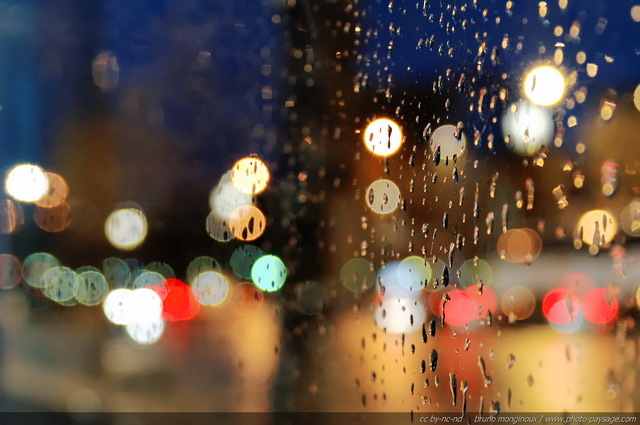 Pluie nocture à  Paris : lumières de la ville et gouttes de pluie sur une vitre
Mots-clés: paris paysage_urbain nocturne paris_by_night nuit pluie goutte abstrait_quotidien macrophoto