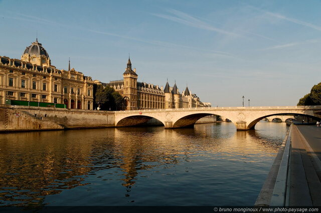 Paris voies sur berge -01
Paris, France
Mots-clés: la_seine reflets conciergerie fleuve les_ponts_de_paris paris rive paysage_urbain quai rive_droite voie_georges_pompidou