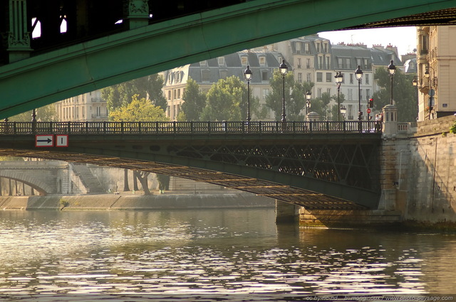 Paris voies sur berge -02
Paris, France
Mots-clés: la_seine lampadaires fleuve les_ponts_de_paris paris rive paysage_urbain quai sous_les_ponts rive_droite voie_georges_pompidou