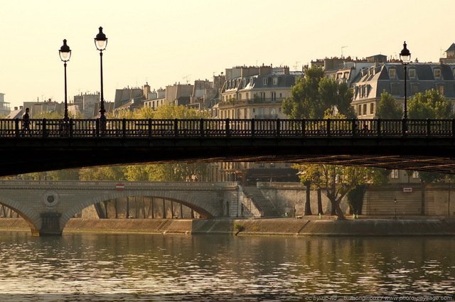Le Pont d'Arcole
En arrière plan : l'à®le St Louis
et le pont Louis Philippe
Paris, France
Mots-clés: la_seine lampadaires fleuve les_ponts_de_paris paris rive paysage_urbain quai rive_droite voie_georges_pompidou