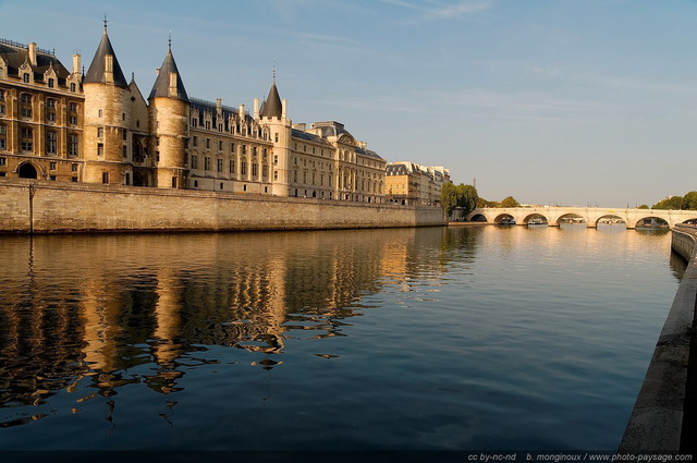 La Conciergerie et le Pont Neuf
Paris, France
Mots-clés: la_seine reflets categ_ile_de_la_cite conciergerie fleuve les_ponts_de_paris paris rive paysage_urbain quai rive_droite voie_georges_pompidou