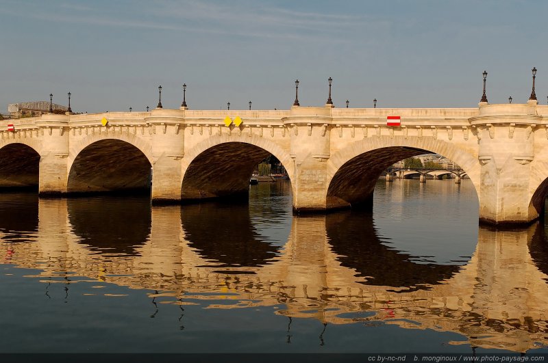 Le Pont Neuf se reflète dans la Seine
Paris, France
Mots-clés: la_seine fleuve les_ponts_de_paris paris rive paysage_urbain quai rive_droite voie_georges_pompidou