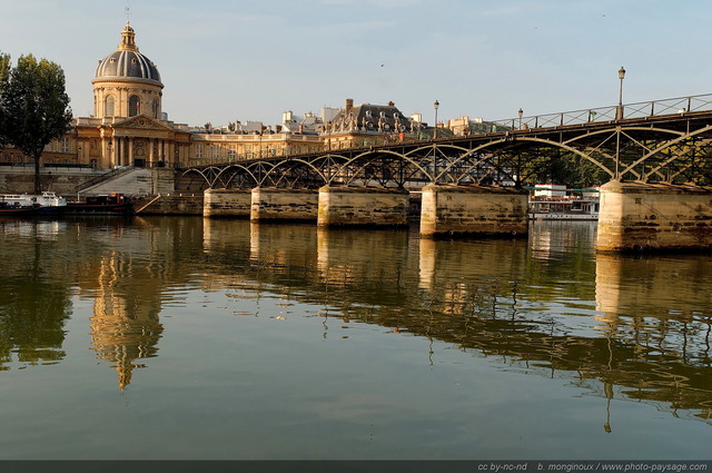 L'institut de France et le Pont des Arts
Paris, France
Mots-clés: la_seine reflets fleuve les_ponts_de_paris paris pont-des-arts rive paysage_urbain quai rive_droite voie_georges_pompidou