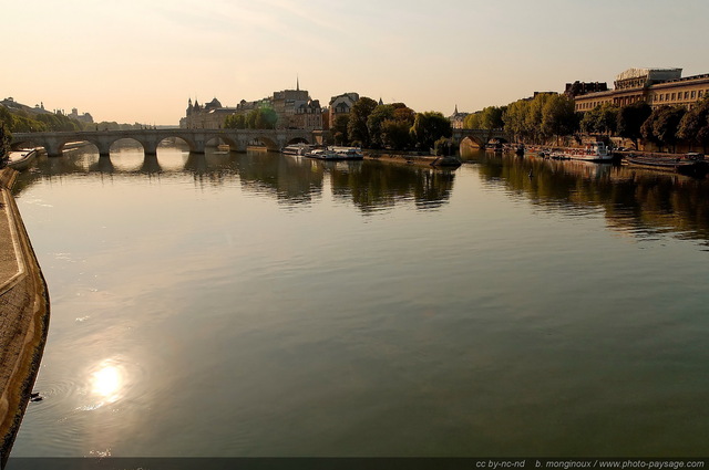 Le soleil se reflète sur la Seine devant l'île de la Cité
En arrière plan : 
Le Pont Neuf et
l'Île de la Cité
Paris, France
Mots-clés: la_seine reflets fleuve categ_ile_de_la_cite les_ponts_de_paris paris rive paysage_urbain quai rive_droite voie_georges_pompidou