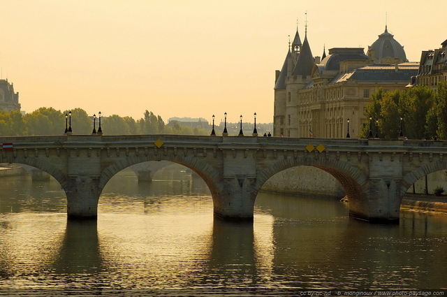Le Pont Neuf et la Conciergerie
Section du Pont Neuf reliant 
l'à®le de la Cité à  la rive droite.
Paris, France
Mots-clés: la_seine fleuve les_ponts_de_paris paris rive paysage_urbain quai rive_droite voie_georges_pompidou