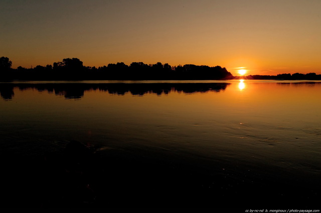 Aube sur la Loire -01
La Loire, dernier fleuve sauvage de France.
Mots-clés: fleuve sauvage loire nature rive plage reflets aube aurore lever_de_soleil lever_de_soleil contre-jour