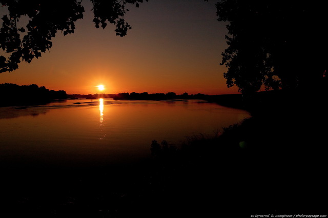 Aube sur la Loire -02
La Loire, dernier fleuve sauvage de France.
Mots-clés: fleuve sauvage loire nature rive plage reflets aube aurore lever_de_soleil lever_de_soleil contre-jour