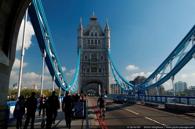 Traversée à  pied du Tower Bridge
Londres, Royaume Uni
Mots-clés: Londres Royaume_Uni United_Kingdom categ_pont tower_bridge trottoir monument route rue