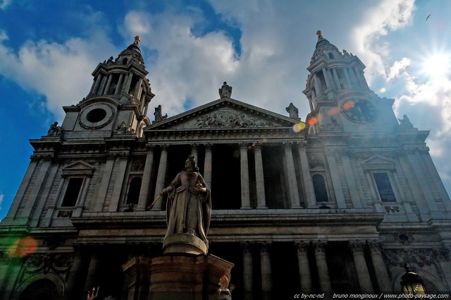 La faà§ade de la Cathédrale St Paul illuminée par un rayon de soleil
Londres, Royaume Uni
Mots-clés: londres royaume_uni contre-jour monument eglise cathedrale saint_paul_de_londres statue
