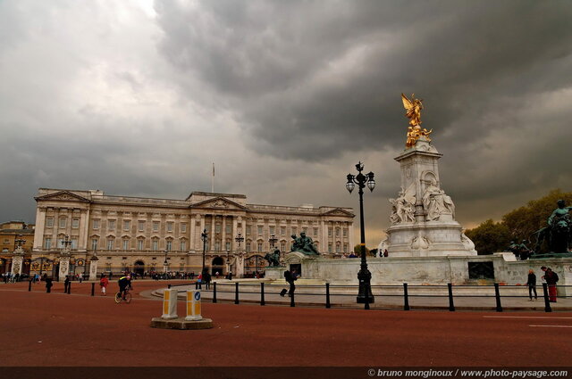 Buckingham Palace et le Victoria Memorial
Londres, Royaume-Uni
Mots-clés: londres royaume_uni buckingham_palace statue monument