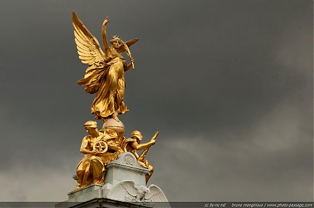 Buckingham_Palace_-03.jpg