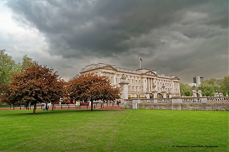 Buckingham_Palace_-06.jpg