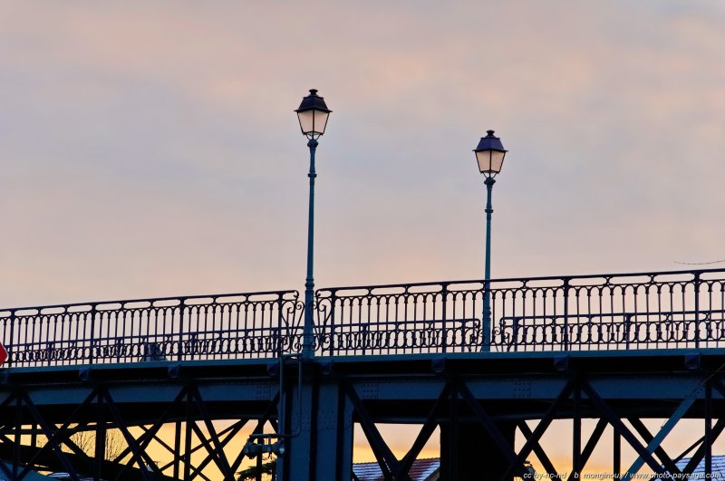 Passerelle de Bry
Construite par Gustave Eiffel
entre 1893 et 1894, pour relier
les communes de Bry-sur-Marne
et du Perreux.
Mots-clés: marne matin aube aurore riviere promenade val_de_marne le-perreux-sur-marne lampadaires passerelle categ_pont