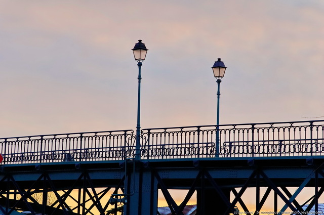 Passerelle de Bry
Construite par Gustave Eiffel
entre 1893 et 1894, pour relier
les communes de Bry-sur-Marne
et du Perreux.
Mots-clés: marne matin aube aurore riviere promenade val_de_marne le-perreux-sur-marne lampadaires passerelle categ_pont