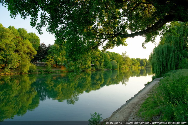 Entre guinguettes et bords de Marne
Champigny-sur-Marne (Val de Marne)

[Une balade en bord de Marne]
Mots-clés: plus_belles_images_de_printemps champigny-sur-marne marne printemps categ_riv_marne riviere promenade quai rive val_de_marne reflets les_plus_belles_images_de_nature