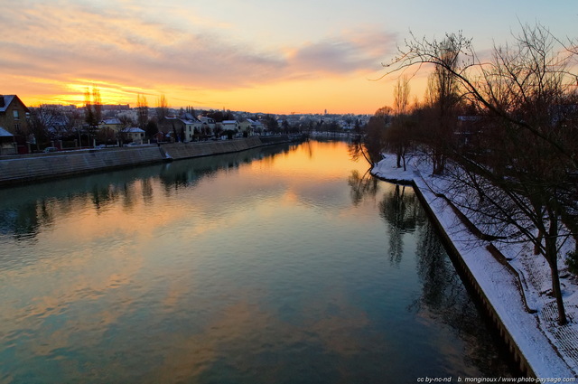 Un matin au bord de la Marne 
La Marne au niveau des communes 
de Bry-sur-Marne (sur la gauche)
et du Perreux (sur la droite).
Val de Marne, France
Mots-clés: hiver riviere matin aube aurore riviere reflets neige quai rive promenade val_de_marne le-perreux-sur-marne