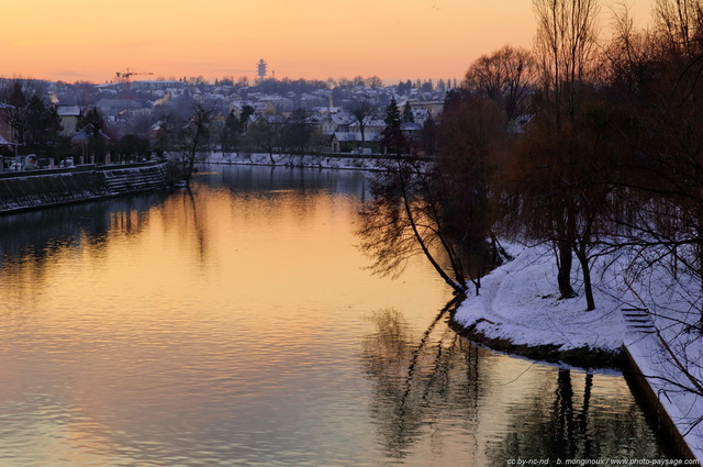 Neige sur les rives de la Marne
La Marne au niveau des communes 
de Bry-sur-Marne (sur la gauche)
et du Perreux (sur la droite).
Val de Marne, France
Mots-clés: hiver marne matin aube aurore riviere reflets neige quai rive promenade val_de_marne le-perreux-sur-marne