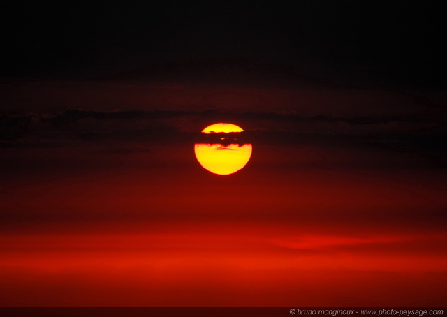 Astre du jour
Une image de science fiction 
photographiée depuis le sommet 
du Mont-Aigoual dans les montagnes 
cévenoles. 
Mots-clés: lever_de_soleil etoile categ-massif_central abstrait_nature lozere cevennes insolite