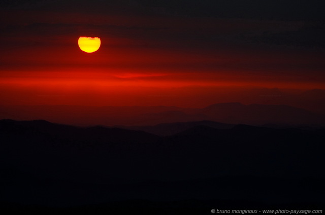 Paysage sidéral
Un paysage de science fiction 
photographié depuis le sommet 
du Mont-Aigoual dans les montagnes 
cévenoles. 
Mots-clés: lever_de_soleil etoile categ-massif_central abstrait_nature minimaliste lozere cevennes contre-jour