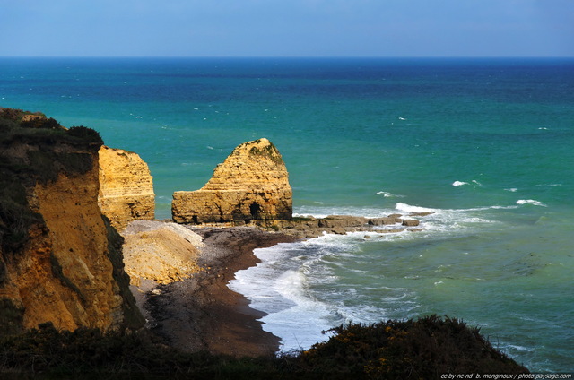 La Pointe du Hoc
La pointe du Hoc, fortifiée par les troupes allemandes, menaçait les deux plages voisines  d'[i]Utah beach[/i] et d'[i]Omaha beach[/i]. 
Elle a fait l'objet d'intenses bombardements alliés, et ses falaises de plus de 20 mètres de haut furent prises d'assaut le 6 juin 1944 par les 225 soldats du 2e bataillon de Rangers américains. 135 d'entre eux y laissèrent la vie.
[Normandie - Les plages du débarquement]
Mots-clés: les_plages_du_debarquement pointe_du_hoc normandie calvados falaise littoral-normand