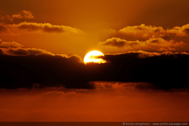 Coucher de soleil au dessus de l'Océan Atlantique 2
[La côte Aquitaine]
Mots-clés: coucher_de_soleil littoral atlantique mer ocean gascogne aquitaine landes les_plus_belles_images_de_nature