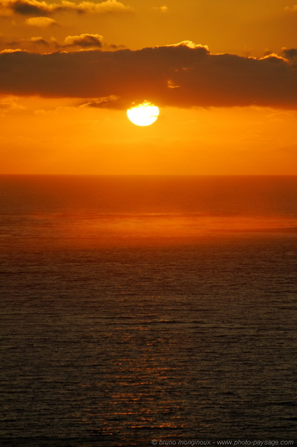 Coucher de soleil au dessus de l'océan Atlantique 3
[La côte Aquitaine]
Mots-clés: coucher_de_soleil littoral atlantique mer ocean gascogne aquitaine landes cadrage_vertical