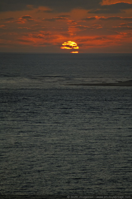 Coucher de soleil au dessus de l'océan  Atlantique 4
Le coucher de soleil photographié depuis
la dune du Pyla. Au centre droite : le cap Ferret.
[La côte Aquitaine]
Mots-clés: coucher_de_soleil littoral atlantique mer ocean gascogne aquitaine landes cadrage_vertical