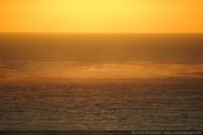 L'océan Atlantique dans la lumiere doree du couchant -2
[La côte Aquitaine]
Mots-clés: littoral atlantique mer ocean gascogne aquitaine texture landes
