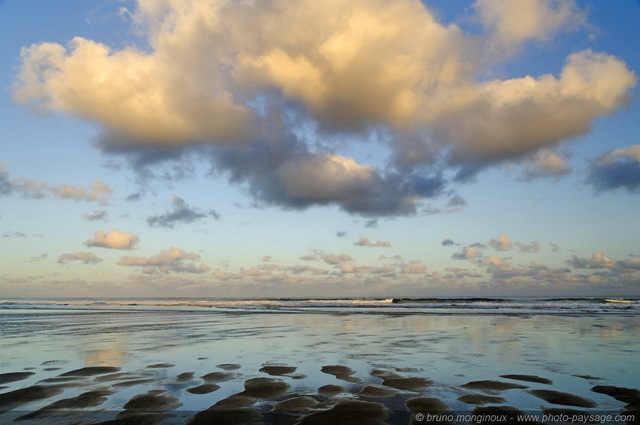 Maree basse - Biscarrosse plage -02
[Côte Aquitaine]
Mots-clés: aquitaine littoral atlantique bord_de_mer biscarrosse plage ocean landes ciel_d_en_bas