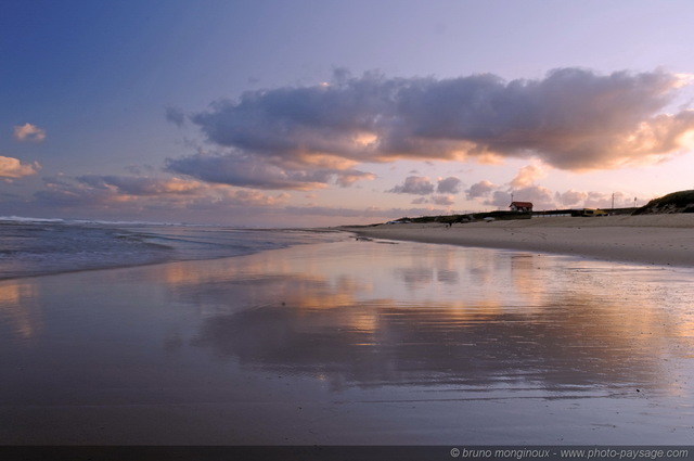 Reflets a maree basse - Biscarrosse plage -04
[Côte Aquitaine]
Mots-clés: aquitaine littoral atlantique bord_de_mer biscarrosse plage ocean landes reflets nuage sable ciel_aube