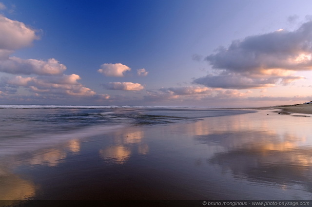 Reflets à  marée basse - Biscarrosse plage -05
L'océan vient de se retirer, et le ciel se reflète sur le sable encore gorgé d'eau de mer.

[Côte Aquitaine]
Mots-clés: aquitaine littoral atlantique bord_de_mer biscarrosse plage ocean landes reflets nuage sable ciel_aube les_plus_belles_images_de_nature