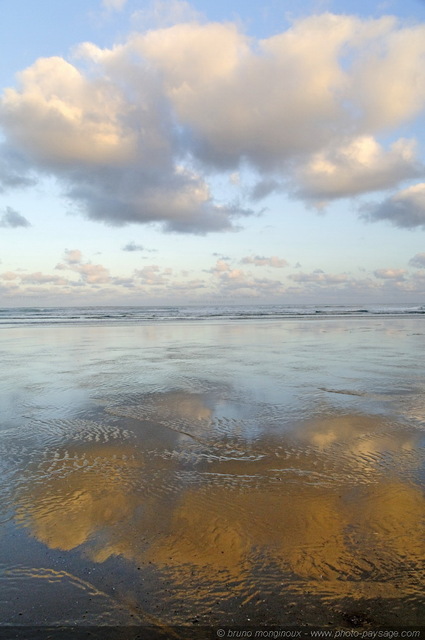 Reflets a maree basse - Biscarrosse plage -06
[Côte Aquitaine]
Mots-clés: aquitaine cadrage_vertical littoral atlantique bord_de_mer biscarrosse plage ocean landes reflets nuage sable ciel_aube