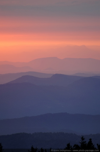 Brume matinale  sur les montagnes cevenoles -02
Un lever de soleil photographié depuis
le Mont-Aigoual (1567m), dans les Cévennes.
Mots-clés: mont-aigoual cadrage_vertical cevennes montagne aurore ciel_aube degrade_de_couleurs texture brume languedoc-roussillon massif-central