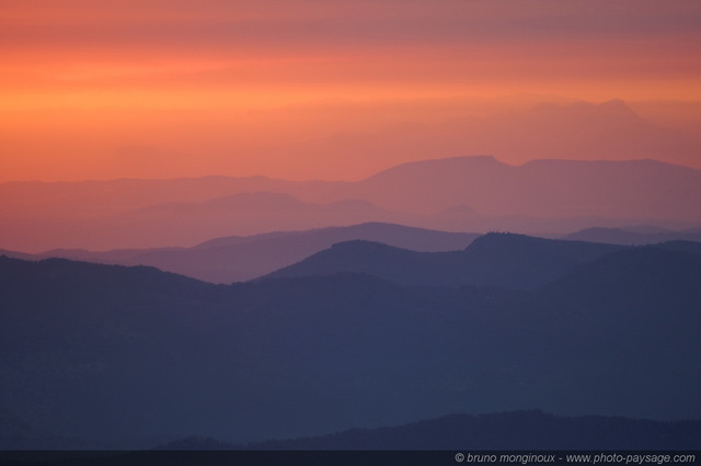 Brume matinale sur les montagnes cevenoles -05
Un lever de soleil photographié depuis
le Mont-Aigoual (1567m), dans les Cévennes.
Mots-clés: mont-aigoual cevennes montagne aurore ciel_aube degrade_de_couleurs texture brume languedoc-roussillon massif-central