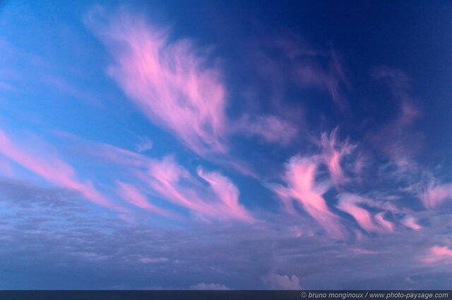 Ciel de crepuscule sur le littoral breton - 03
Photographié depuis la 
presqu'île de Rhuys, 
Morbihan.
Mots-clés: ciel crepuscule nuage texture