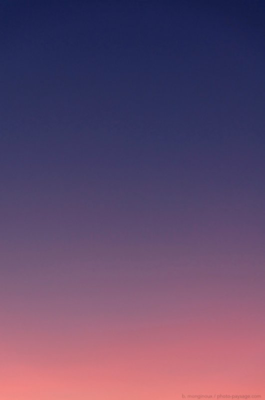 Dégradé de couleurs au crépuscule
Bretagne
Mots-clés: ciel nuit nocturne crepuscule degrade texture abstrait_nature cadrage_vertical minimaliste