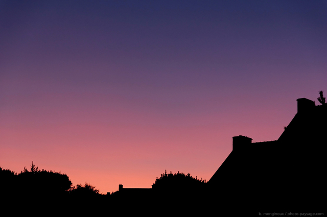 Ombres chinoises et dégradé de couleurs au crépuscule
Bretagne 
Mots-clés: ciel nuit nocturne crepuscule ombre degrade texture contre-jour minimaliste